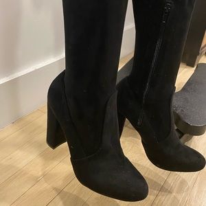 𝙾𝚟𝚎𝚛 𝚃𝚑𝚎 𝙺𝚗𝚎𝚎 𝙱𝚘𝚘𝚝𝚜